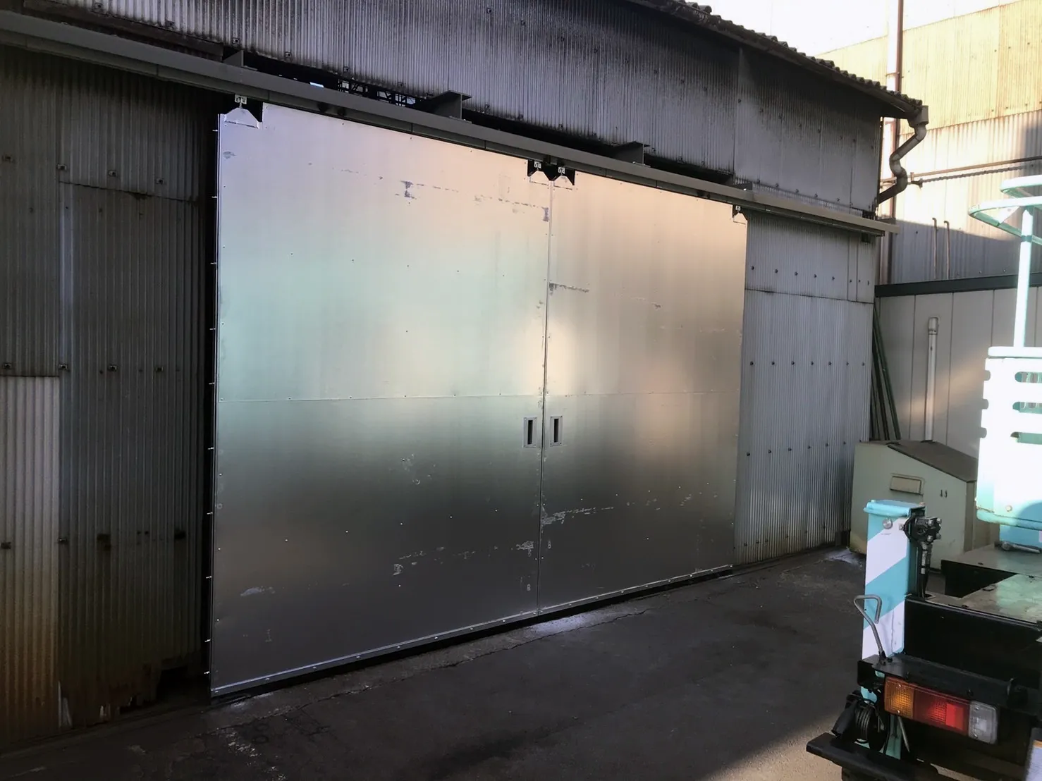 工場の扉の設置