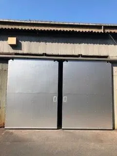 工場の扉の設置